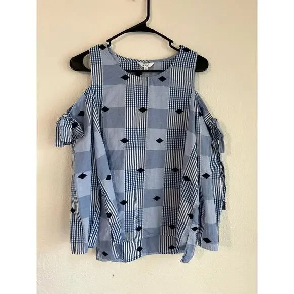 Crown & Ivy Blue White Cold Shoulder Round Neck Diamond Print Top Size Medium - Picture 5 of 12